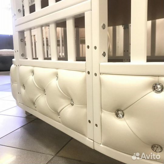 Детская кроватка и комод