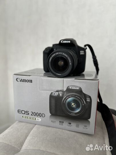 Зеркальный фотоаппарат Canon eos 2000d