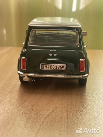Коллекционная модель Mini Cooper 1960 года 1:24