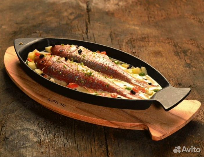Чугун блюдо Рыба на дер. подставке для подачи lava