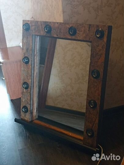 Зеркало с освещением в виде лампочек