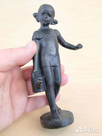 Чугунная статуэтка Девочка с лейкой