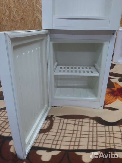 Кулер для воды с полочкой