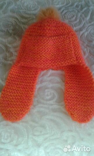 Вязаная оранжевая шапка шлем с помпоном