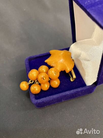 Брошь.Гроздь винограда.Янтарь