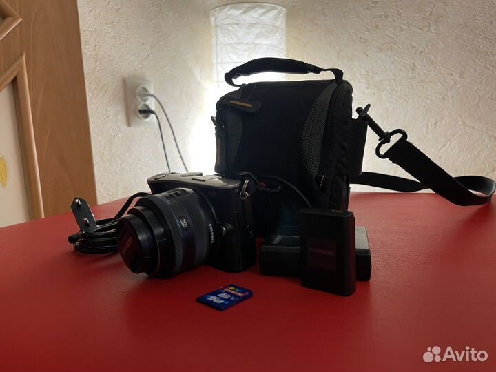 Беззеркальный фотоаппарат Samsung NX100