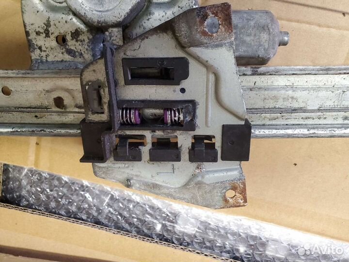 Митсубиси паджеро 4 стеклоподъемник задний