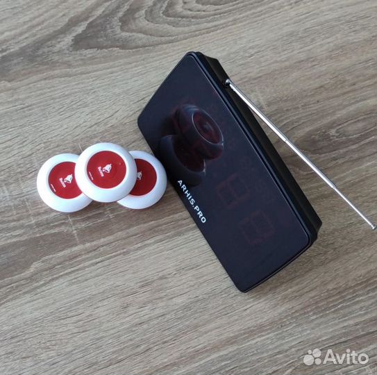 Кнпока вызова персонала и табло отображения вызова