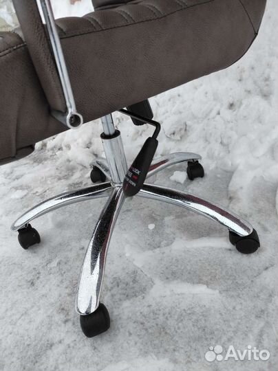 Офисное кресло