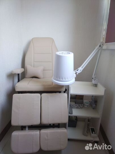 Педикюрное кресло, стул мастера, тележка