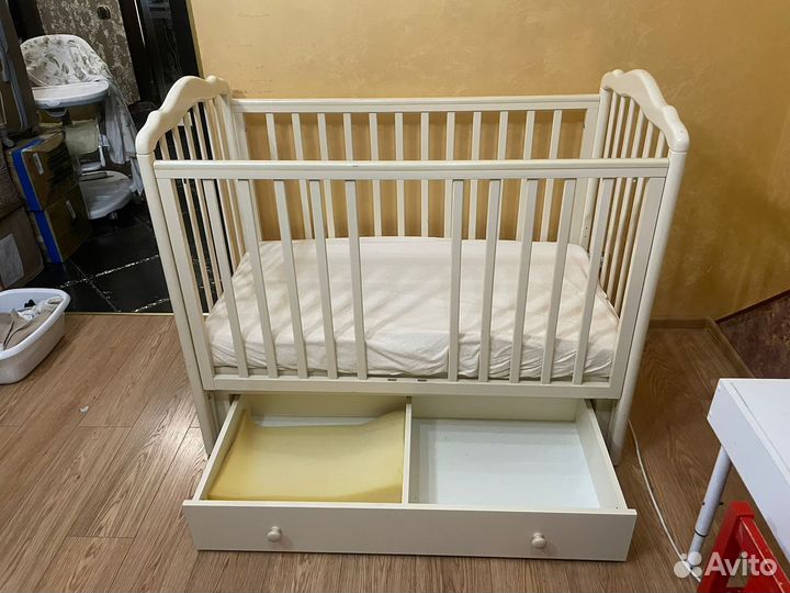 Детская кроватка с маятником и матрасом