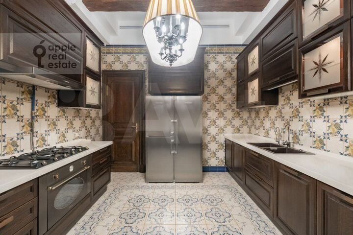 5-к. квартира, 210 м², 3/6 эт.