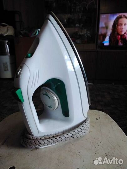Утюг Vitek с отпаривателем