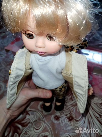 Кукла с коробкой