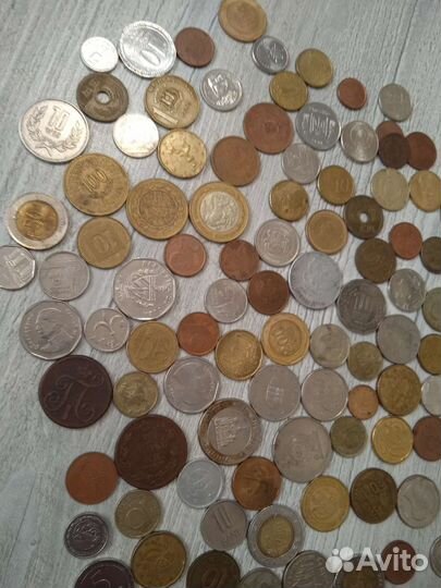 Монеты разных стран около 120, альбом и купюры