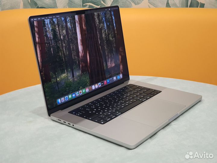 Apple macbook pro 16 M1 pro 1tb