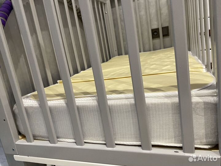 Детская кроватка с маятником