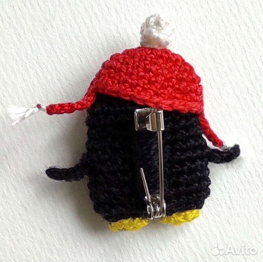 Брошь игрушка вязаная