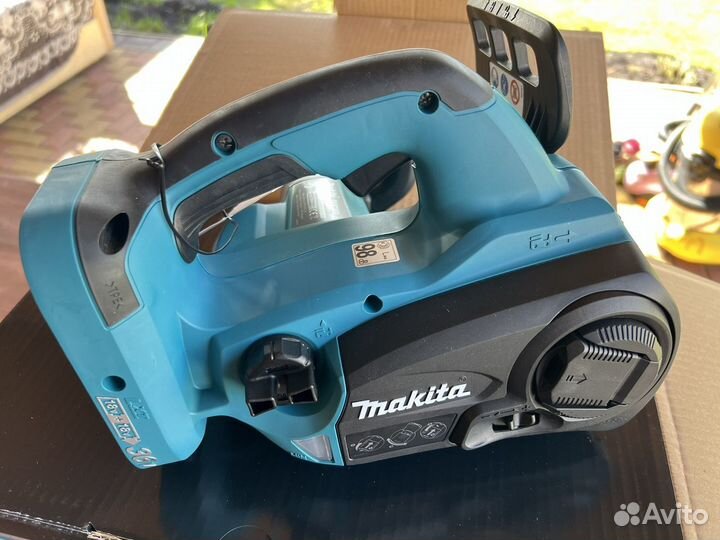 Аккумуляторная цепная пила Makita DUC302