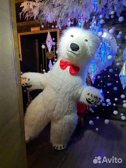 Белый мишка с поздравлением