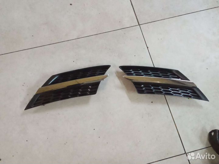 Решетка радиатора правая левая Toyota Rav4 40