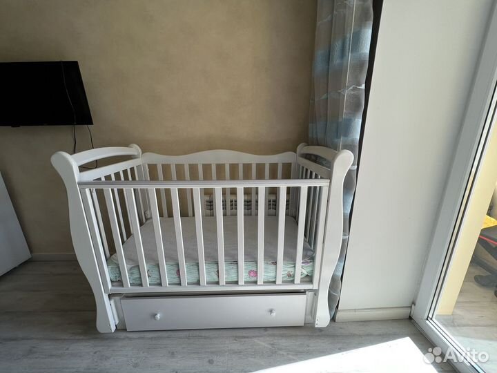 Детская кроватка с универсальным маятником