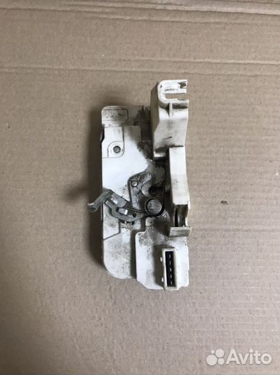 Замок задней правой двери Peugeot 307