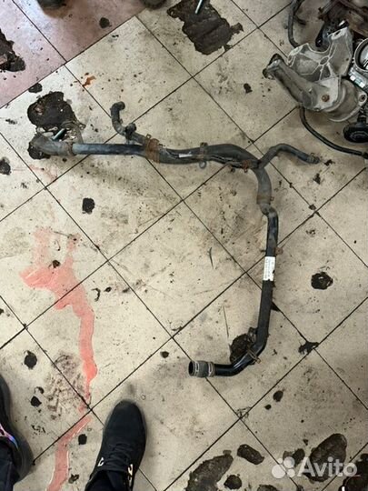 Трубка охлаждения двигателя Volkswagen Touareg 4.2