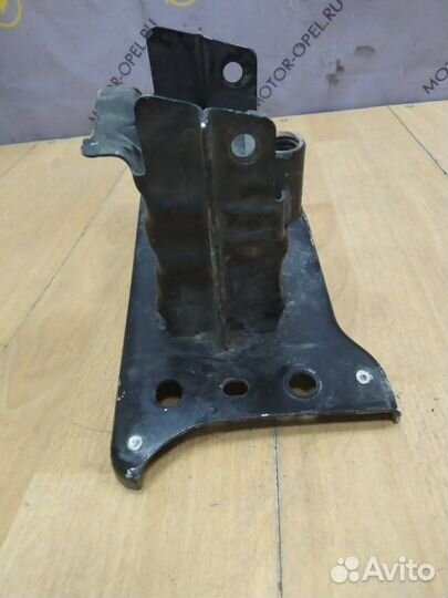 Кронштейн передний правый Opel Corsa D 2006-2010