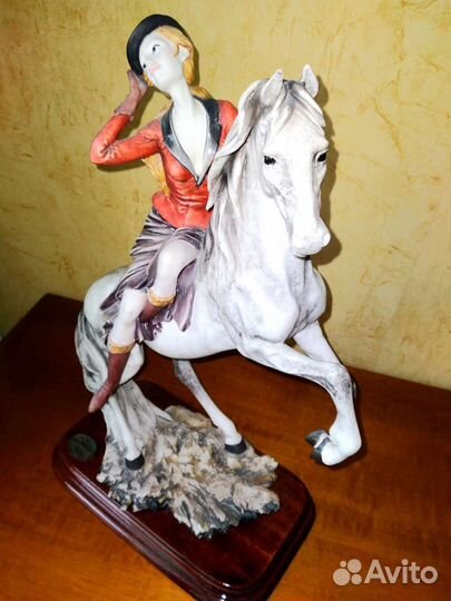 Статуэтка фарфор
