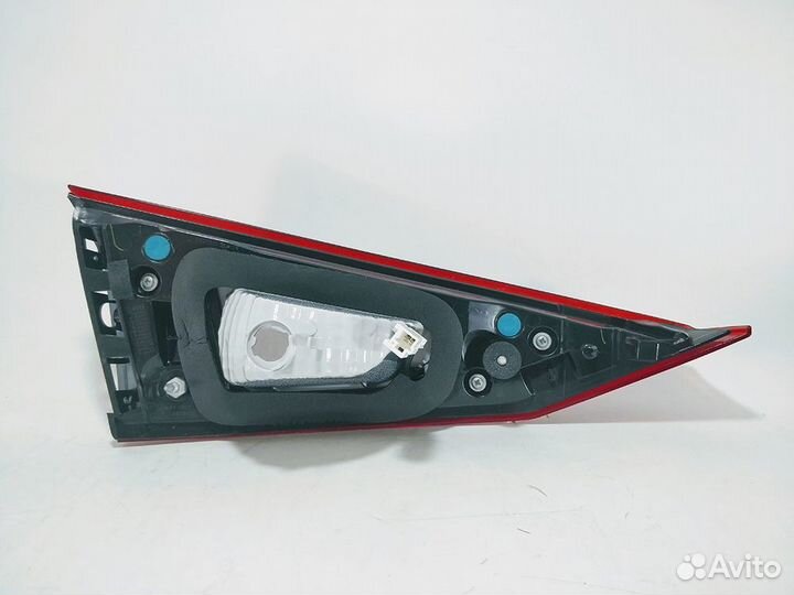 Фонарь правый задний в крышку багажника 27138