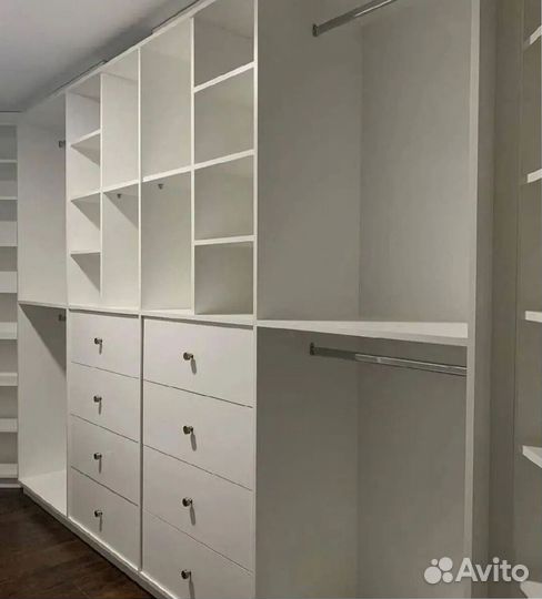 Гардеробная с корзинами и полками