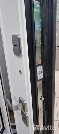 Дверь входная металлическая со стеклом