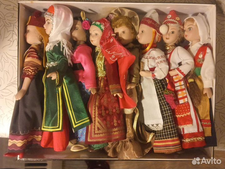 Кукла фарфоровая в национальных костюмах