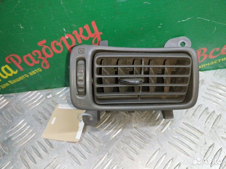 Дефлектор воздуховода правый Toyota Camry SXV20