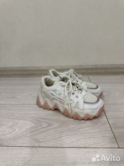 Кроссовки женские