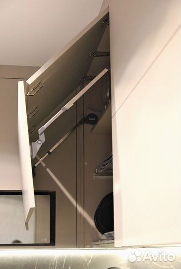 Кухня в потолок