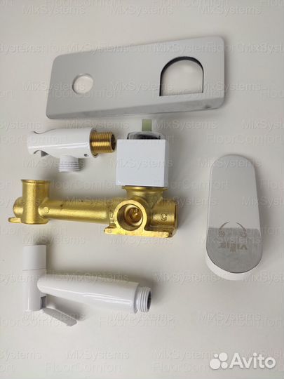 Комплект душевая система и гигиенический душ белый