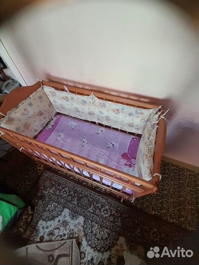 Детская кроватка с маятником и ящиком