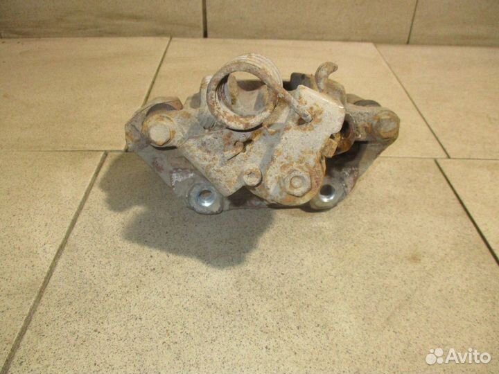 Суппорт задний правый Ford Explorer 5 (U502)