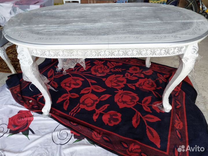 Стол и стулья