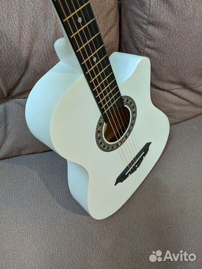 Гитара белая