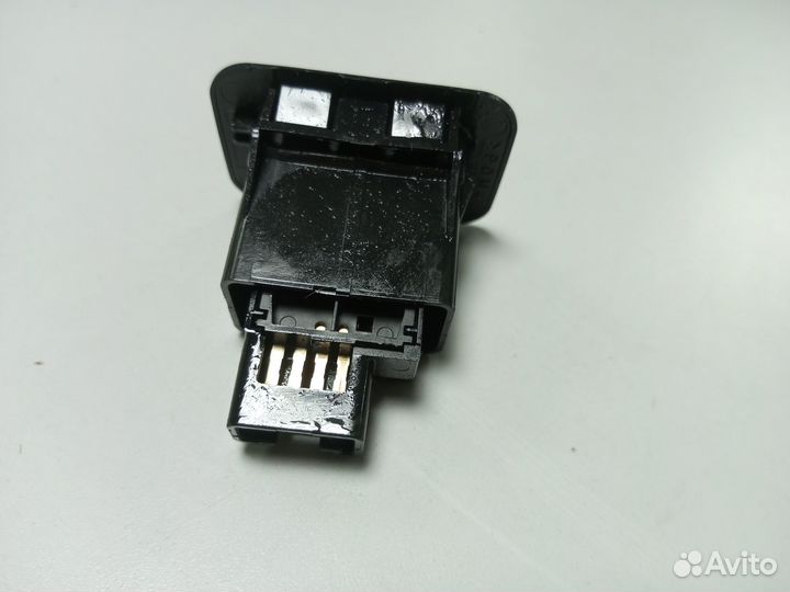 Кнопка закрывания багажника Toyota LC 200