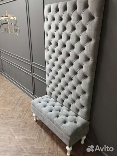 Мягкая стеновая панель с банкеткой в прихожую