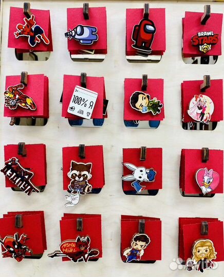 Значок деревянный светящийся в темноте