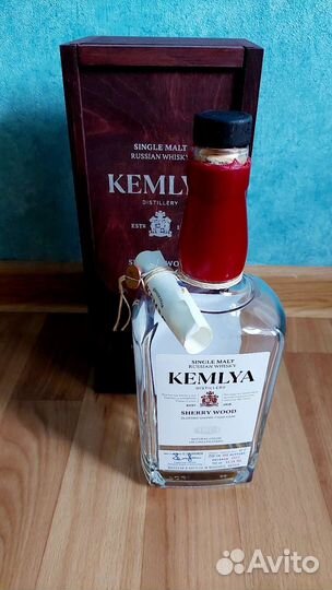 Бутылка с коробкой из-под виски Кемля