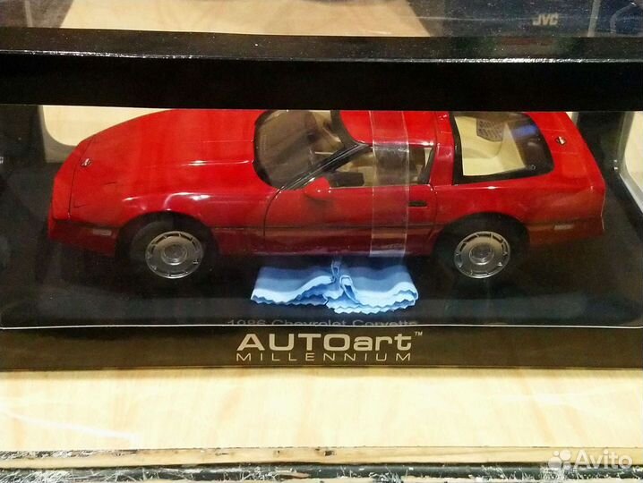 Модель автомобиля Chevrolet Corvette C4 1:18