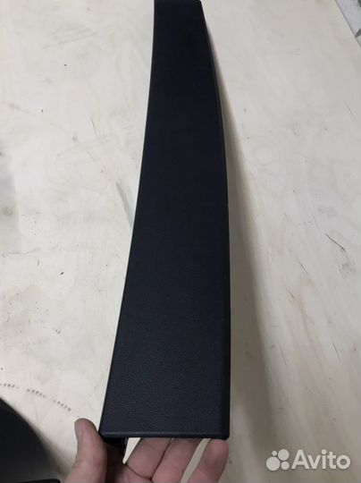 Верхняя обшивка двери багажника Tiguan 2