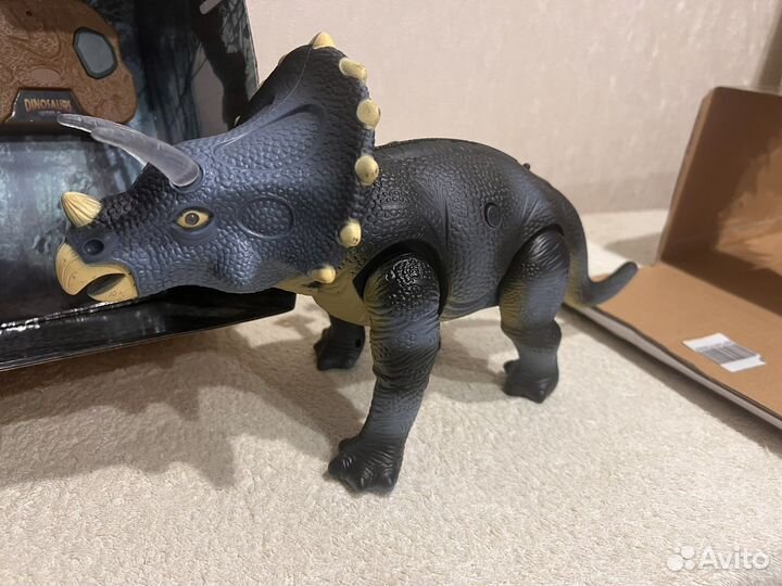 Динозавр на пульте управления