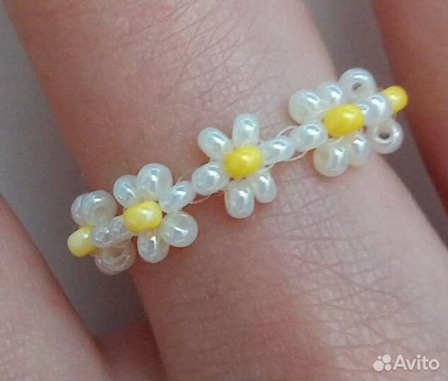 Кольцо с ромашками бисера